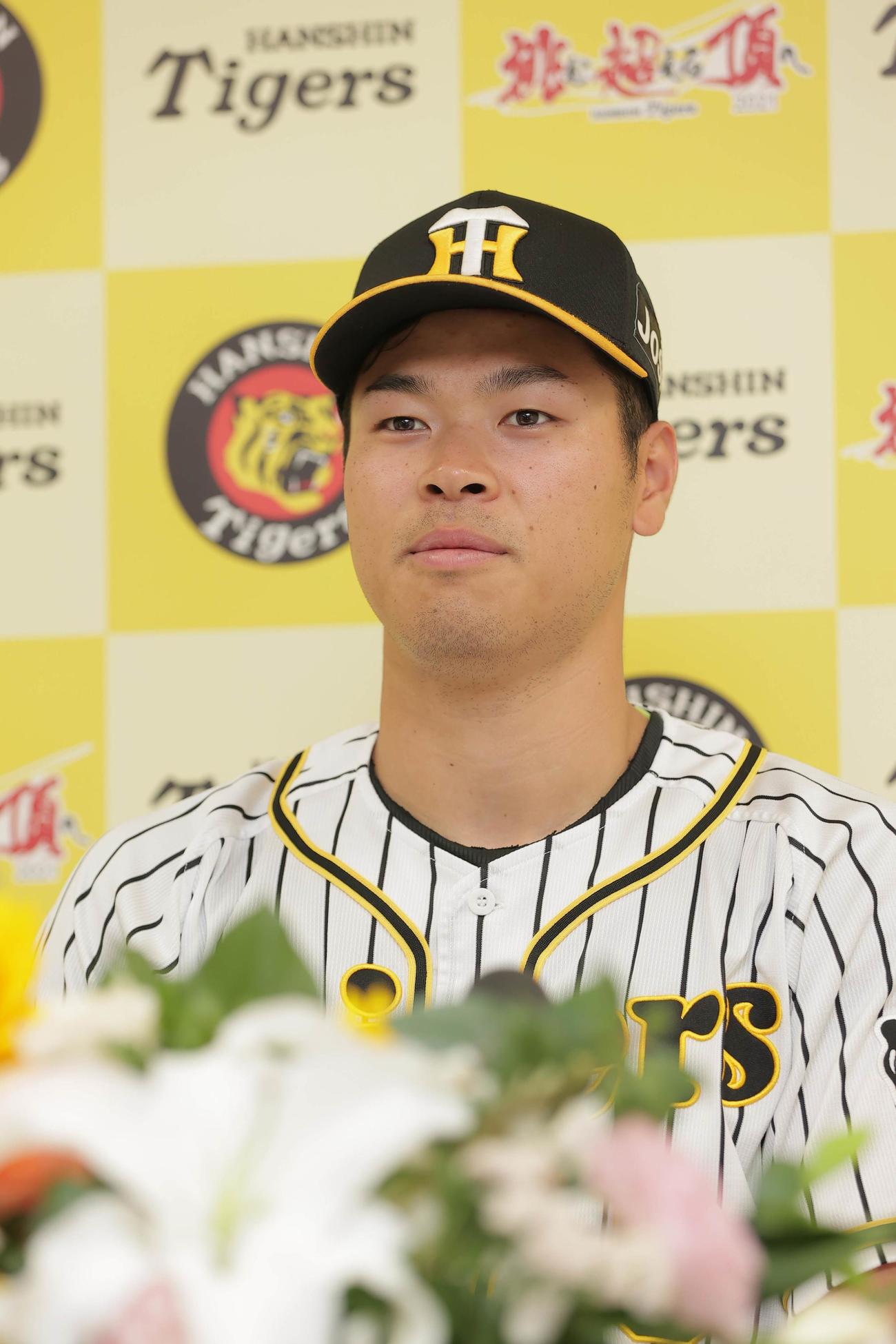 オールスターのファン投票で選出され、会見する佐藤輝明（代表撮影）