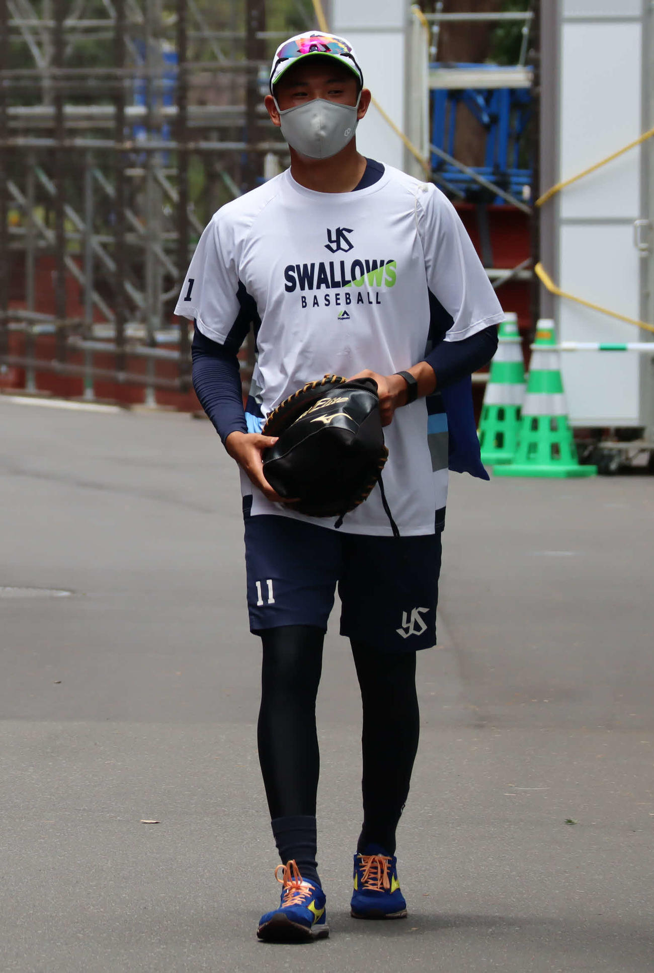 練習を終え、笑顔で引き揚げるヤクルト奥川（撮影・湯本勝大）