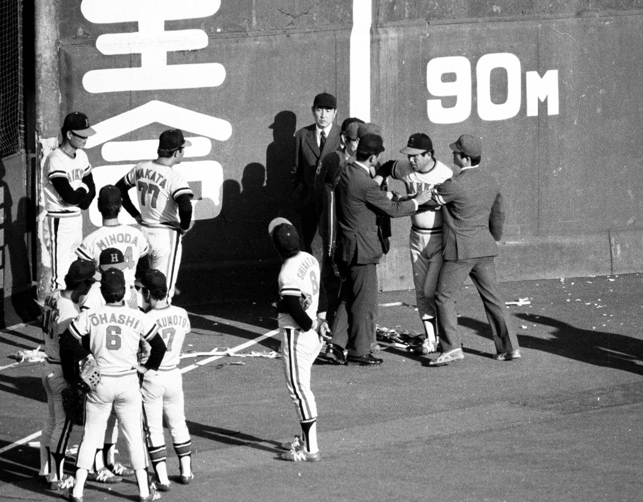 78年日本シリーズ第7戦　6回裏、ヤクルト大杉の本塁打の判定を巡り審判団に猛抗議する阪急の上田利治監督（右）