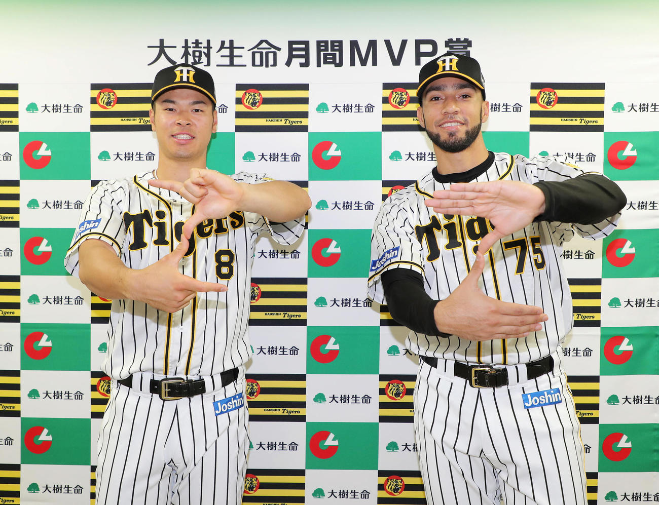5月度「大樹生命月間MVP賞」の受賞会見でポーズをみせる阪神佐藤輝（左）とスアレス