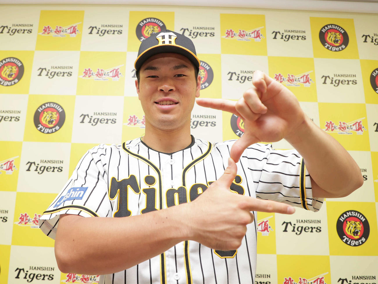 オールスターのファン投票で選出され、Zポーズを披露する阪神佐藤輝明