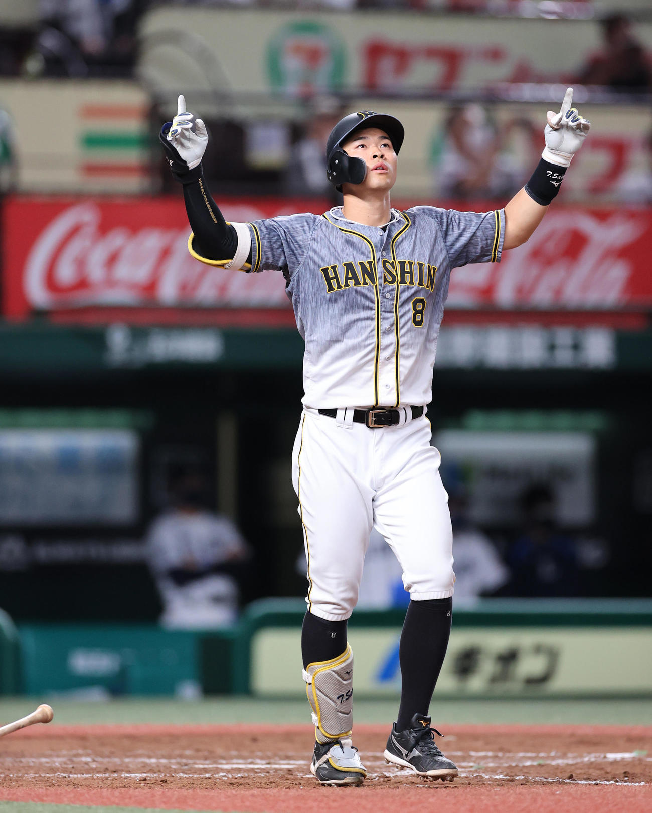 西武対阪神　9回表阪神2死一、三塁、右越えの勝ち越し3点本塁打を放つ佐藤輝明（2021年5月28日撮影）