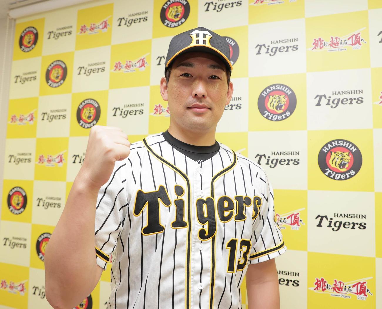 オールスターのファン投票で選出され、ポーズをとる岩崎優（代表撮影）