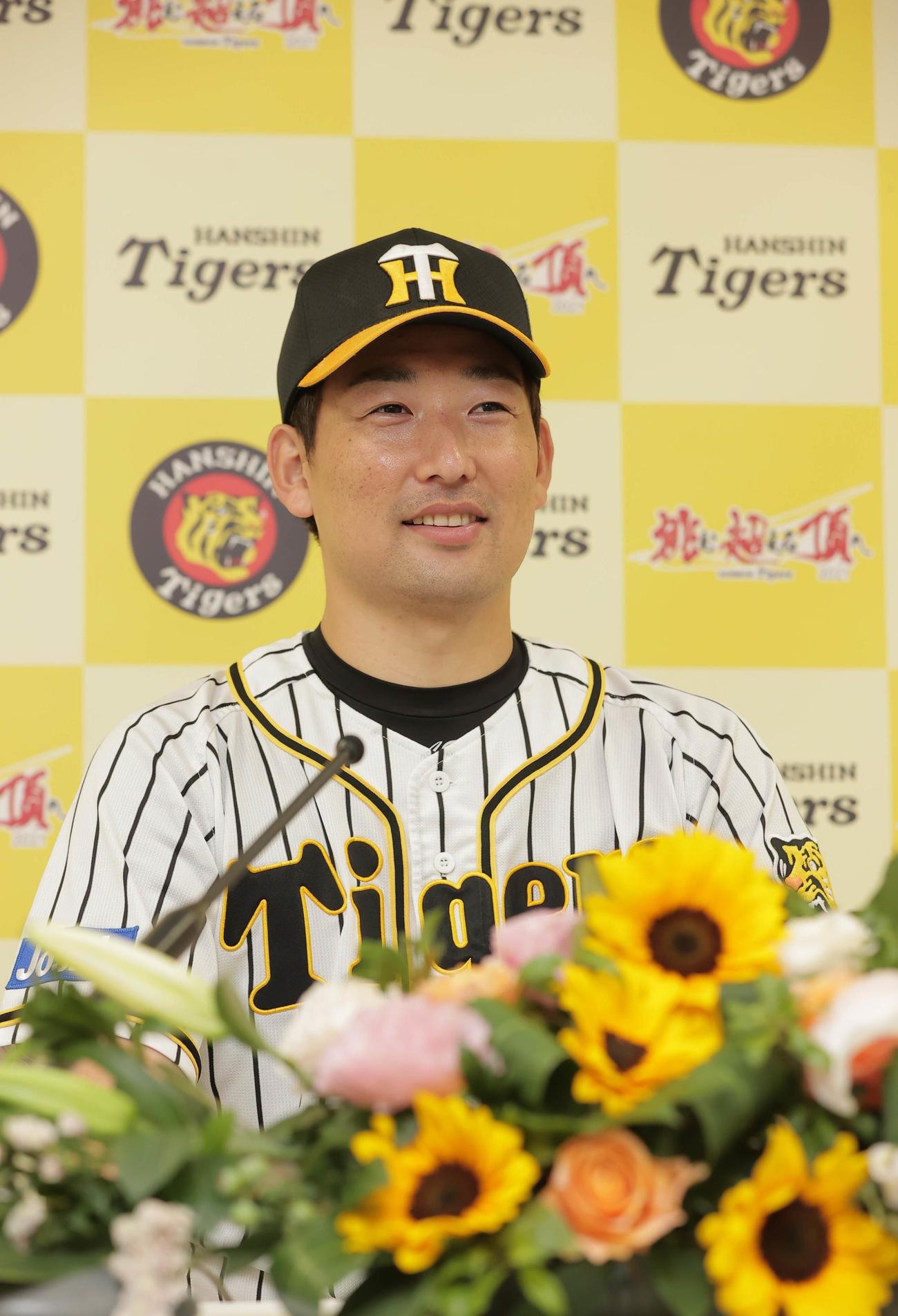 オールスターのファン投票で選出され、ポーズをとる岩崎優（代表撮影）