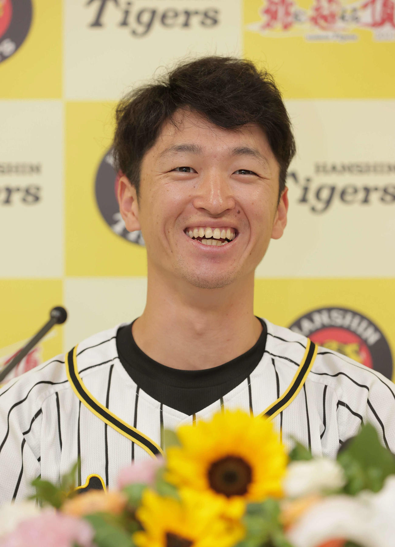 オールスターのファン投票で選出され、会見で笑顔を見せる近本（代表撮影）
