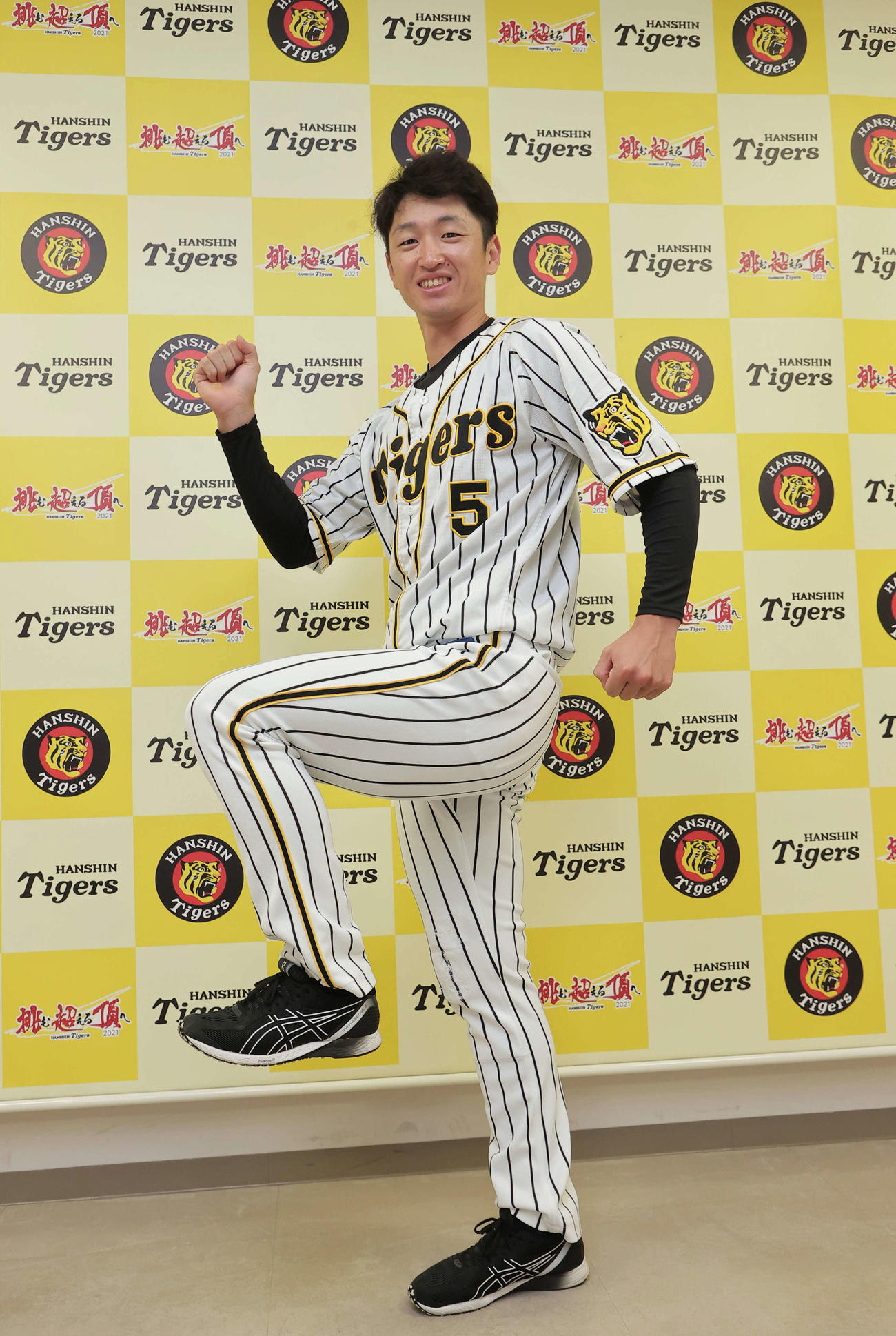 ファン投票で選出され、ポーズをとる近本（代表撮影）