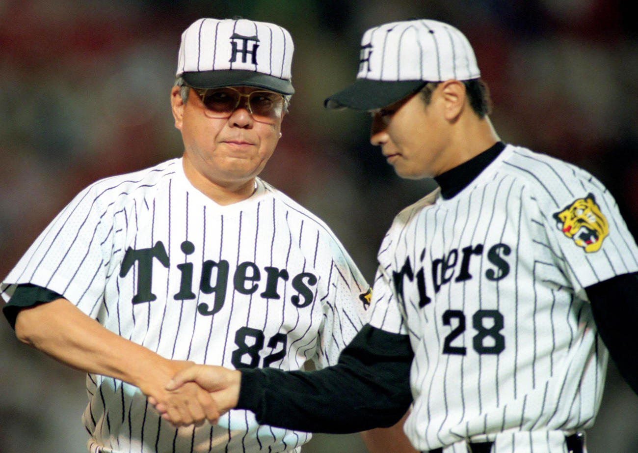 阪神野村克也監督（左）と握手を交わす福原忍（1999年9月7日撮影）