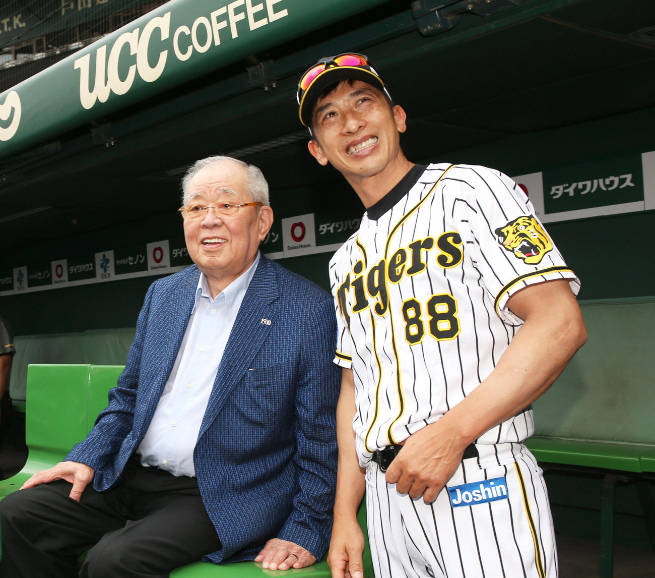 甲子園を訪れた野村克也氏と笑顔を見せる矢野燿大監督（2019年6月23日撮影）