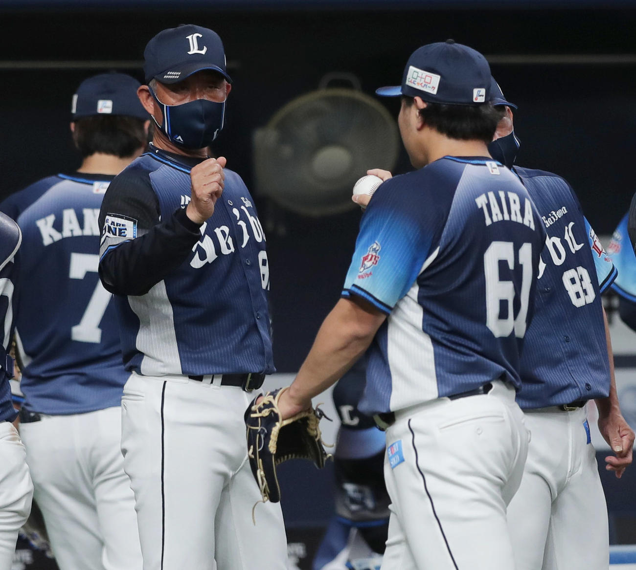 ソフトバンク対西武　ソフトバンクに勝利し、38試合連続無失点の日本プロ野球タイ記録を達成した西武平良（右）を出迎える辻監督（撮影・前田充）
