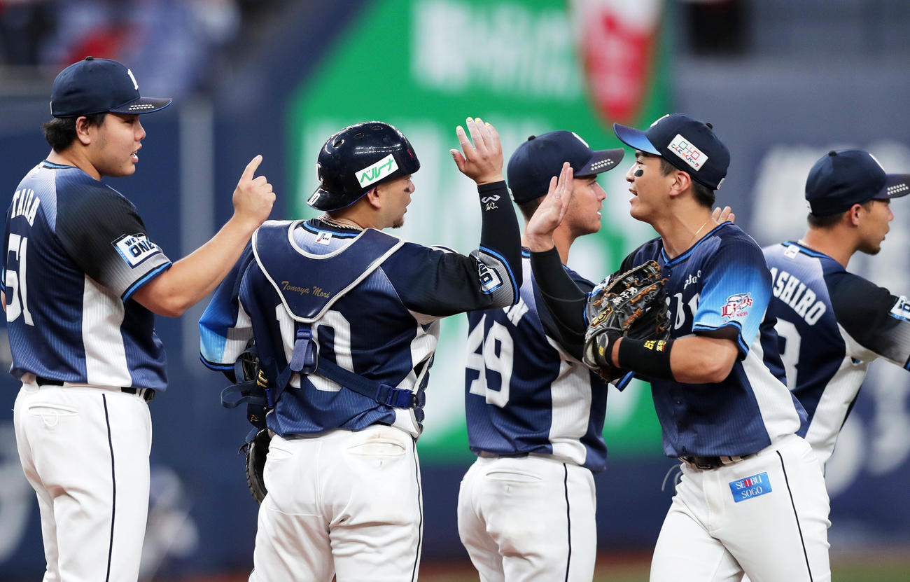 ソフトバンクに勝利しタッチを交わす西武平良（左端）ら（撮影・前田充）