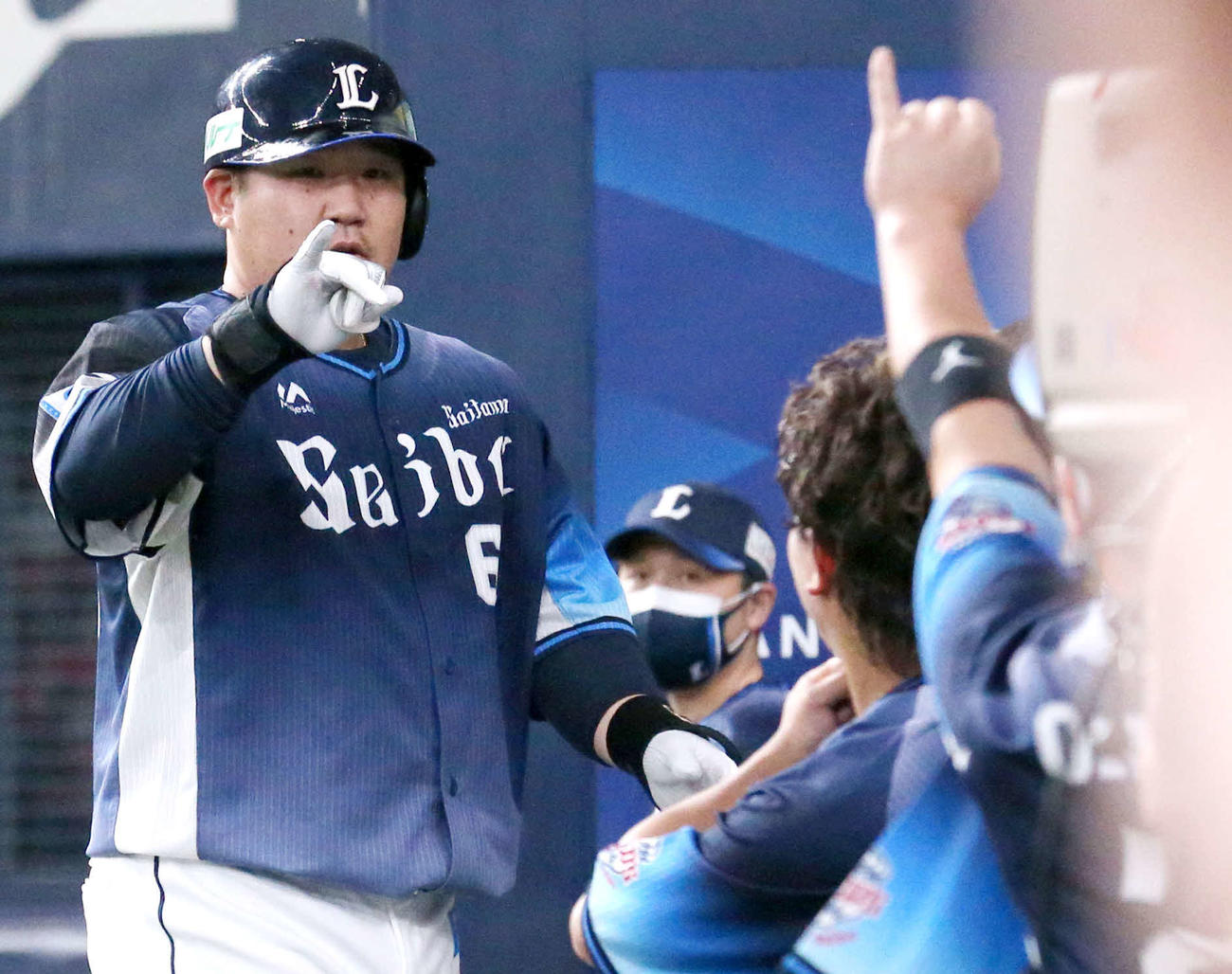 ソフトバンク対西武　4回表西武無死、中村（左）は左越え本塁打を放ちナインの祝福を受けポーズする（撮影・上山淳一）