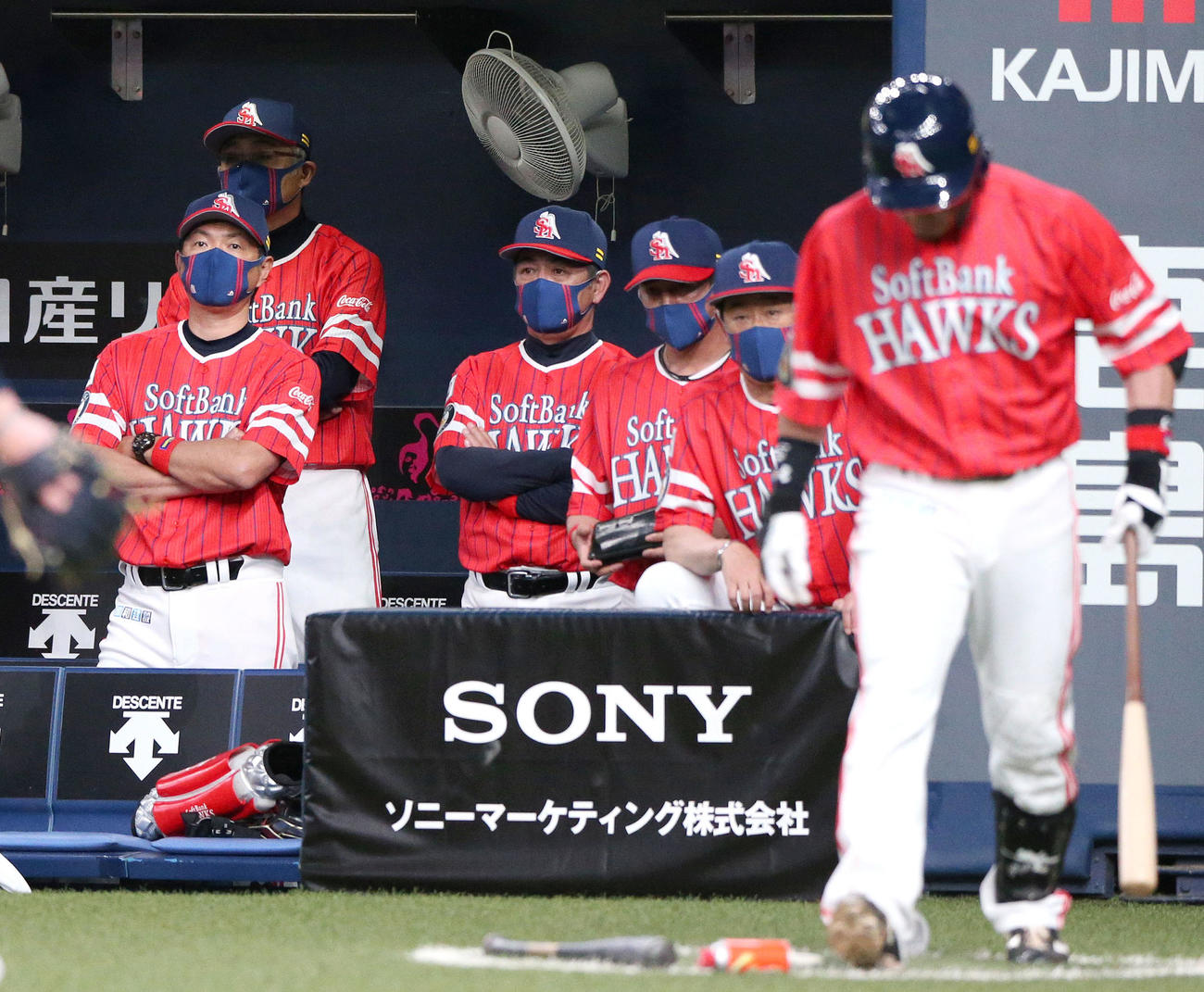 ソフトバンク対西武　8回裏ソフトバンク1死一、三塁、代打明石が遊飛に倒れて静まる工藤監督（左から3人目）ら（撮影・上山淳一）
