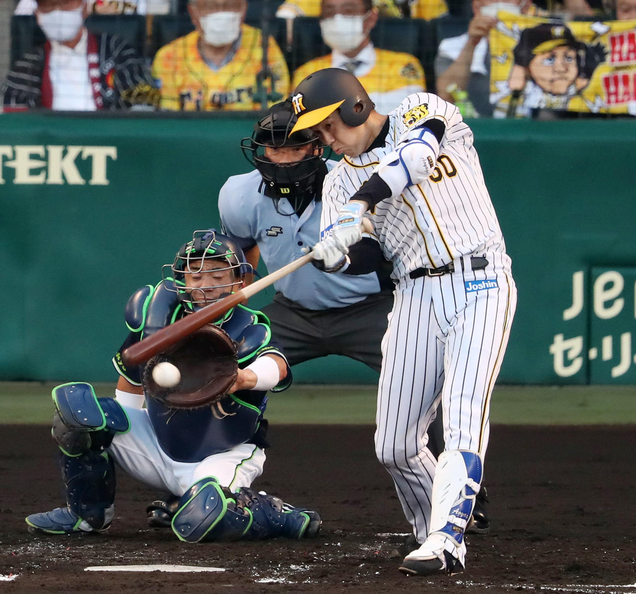 阪神対ヤクルト　2回裏阪神2死一塁、青柳は左前打を放つ（撮影・加藤哉）
