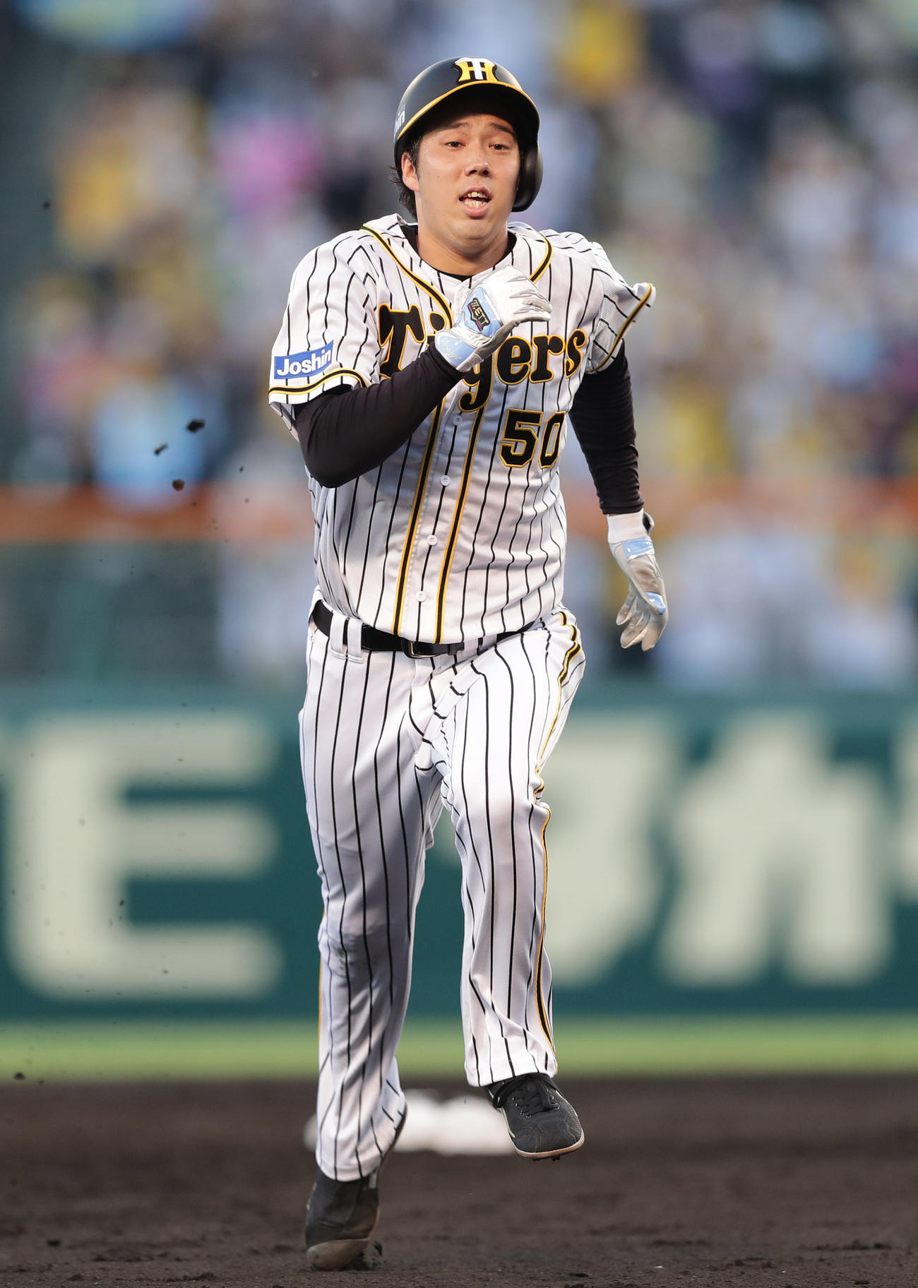 阪神対ヤクルト　2回裏阪神2死一、二塁、近本の右前適時打で一塁から三塁へ進塁する青柳（撮影・前田充）