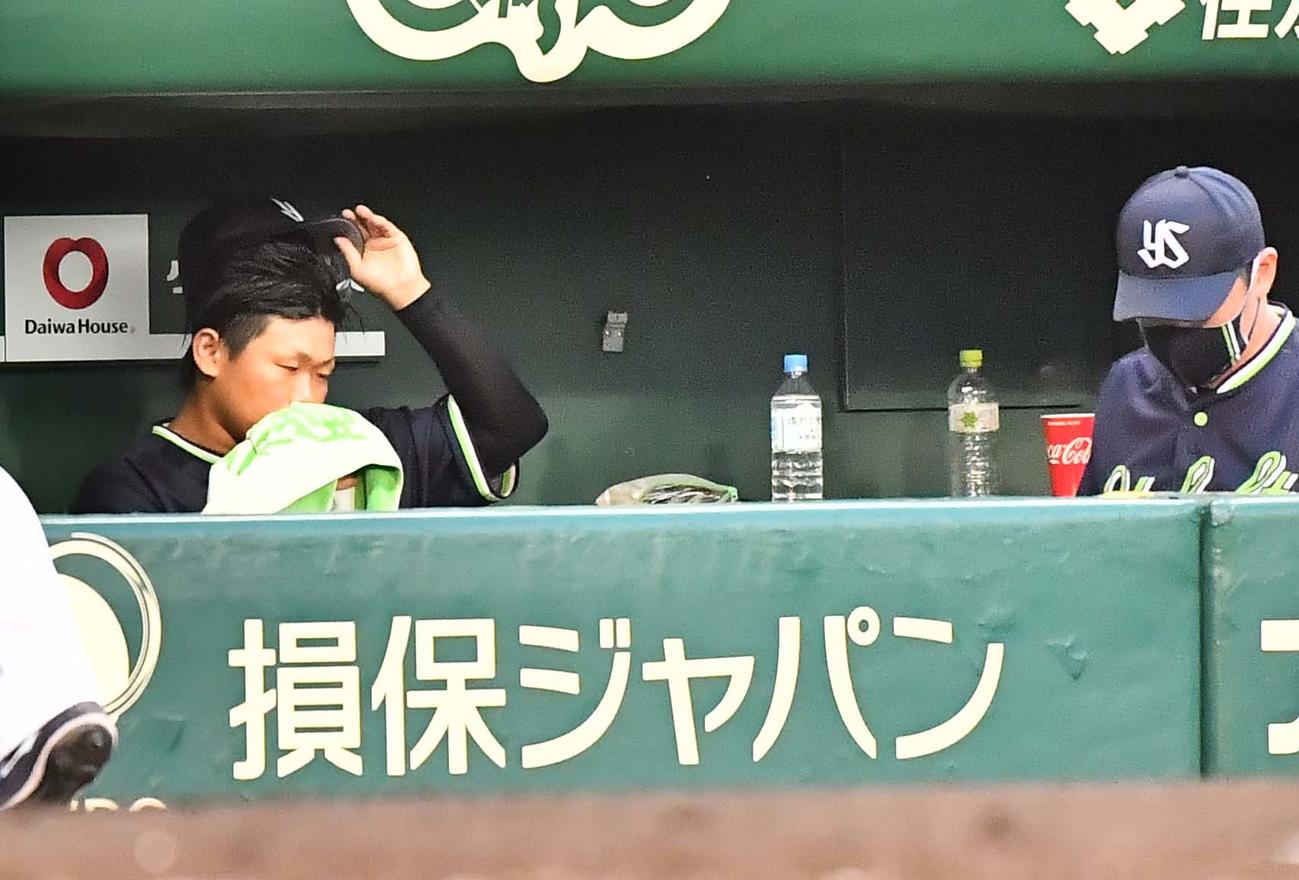 阪神対ヤクルト　2回に5失点しベンチで汗をぬぐう田口（撮影・上田博志）