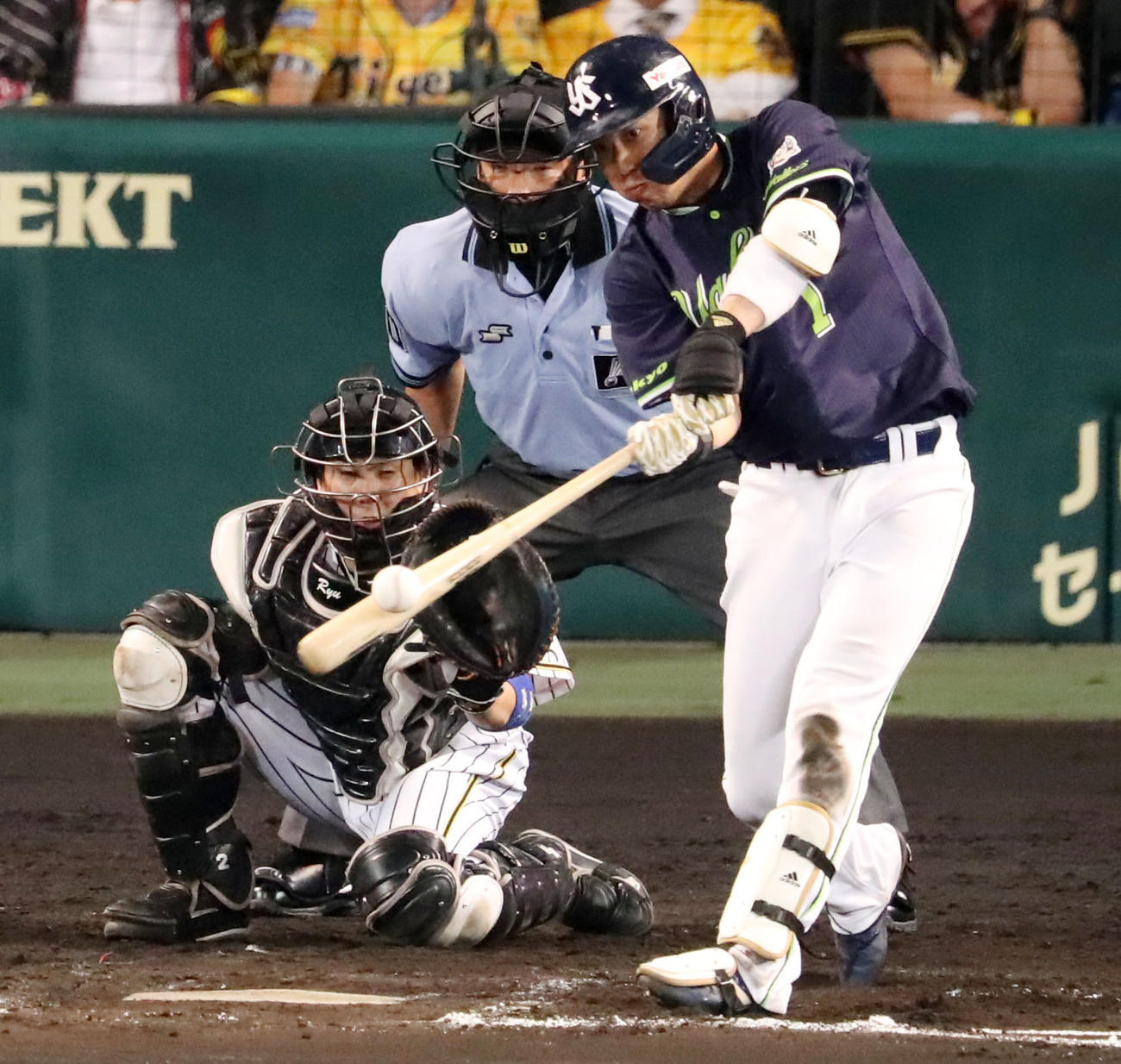 阪神対ヤクルト　8回表ヤクルト2死、山田は左越え本塁打を放つ（撮影・加藤哉）