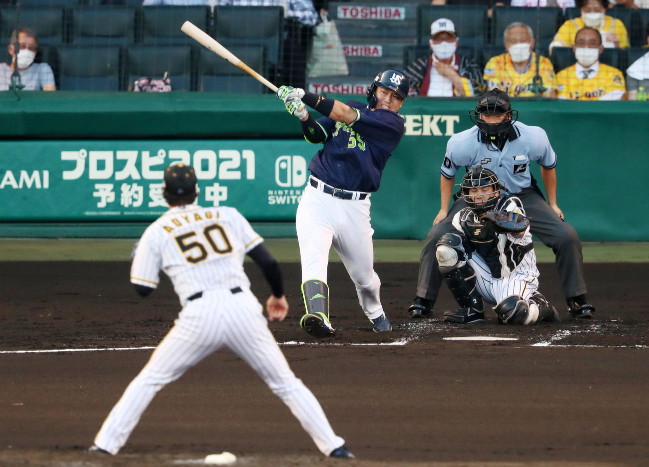 阪神対ヤクルト　2回表ヤクルト無死、村上は右越え本塁打を放つ。投手は青柳（撮影・加藤哉）