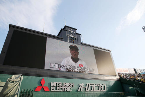 阪神対ヤクルト　試合前に行われた野村克也氏追悼セレモニーでコメントを寄せる楽天野村克則コーチ（撮影・加藤哉）