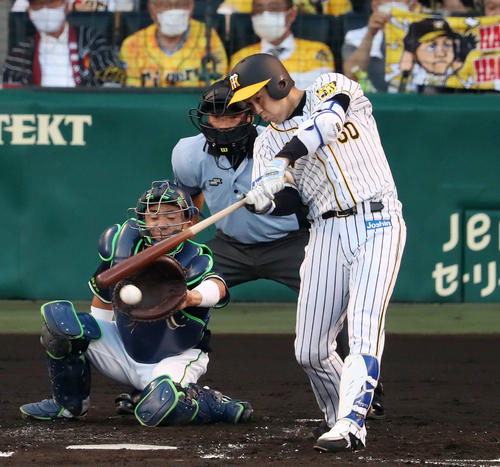 阪神対ヤクルト　2回裏阪神2死一塁、青柳は左前打を放つ（撮影・加藤哉）
