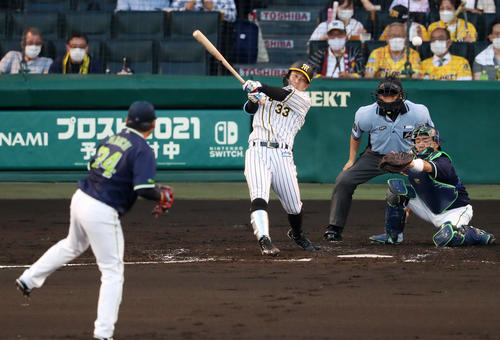 阪神対ヤクルト　2回裏阪神2死一、二塁、糸原は中前適時打を放つ。投手は田口（撮影・加藤哉）