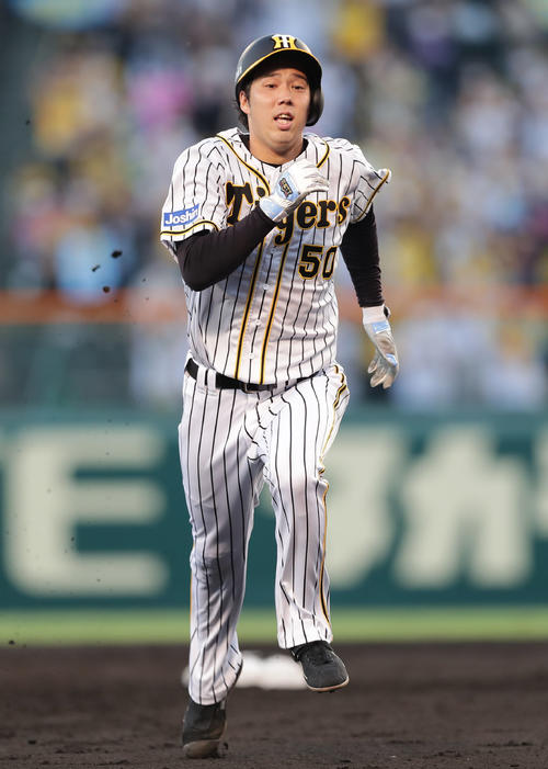 阪神対ヤクルト　2回裏阪神2死一、二塁、近本の右前適時打で一塁から三塁へ進塁する青柳（撮影・前田充）