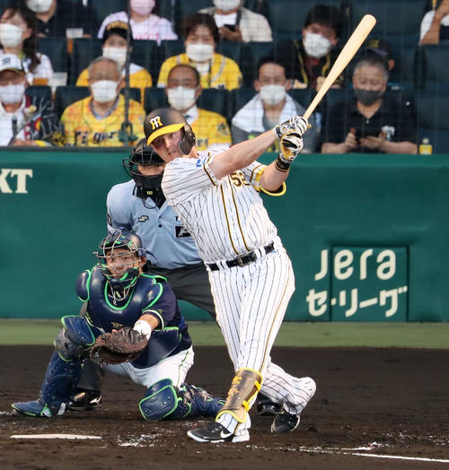 阪神対ヤクルト　2回裏阪神2死一、二塁、サンズは中前適時打を放つ（撮影・加藤哉）