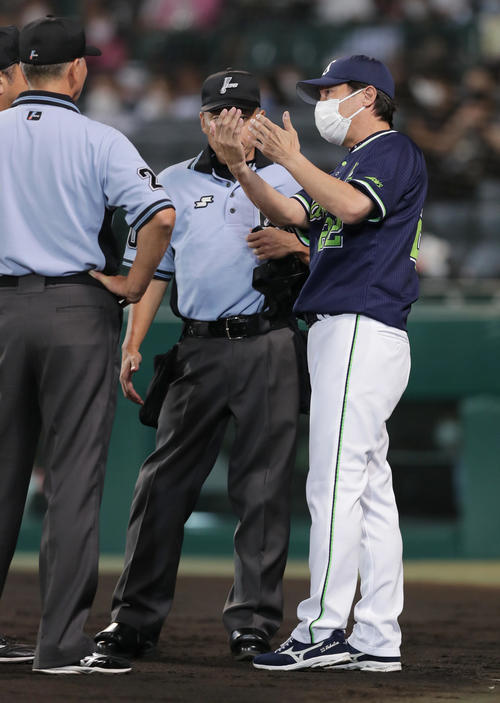 阪神対ヤクルト　7回表、中村の打球の判定に対して審判団に抗議するヤクルト高津監督（右）（撮影・前田充）