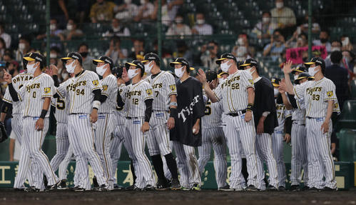 阪神対ヤクルト　ヤクルトに勝利しタッチでナインを迎える青柳（中央）ら阪神ナイン（撮影・前田充）