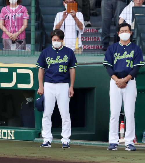 阪神対ヤクルト　試合前に行われた野村克也氏追悼セレモニーで黙祷を捧げる高津監督。右は宮出コーチ（撮影・加藤哉）