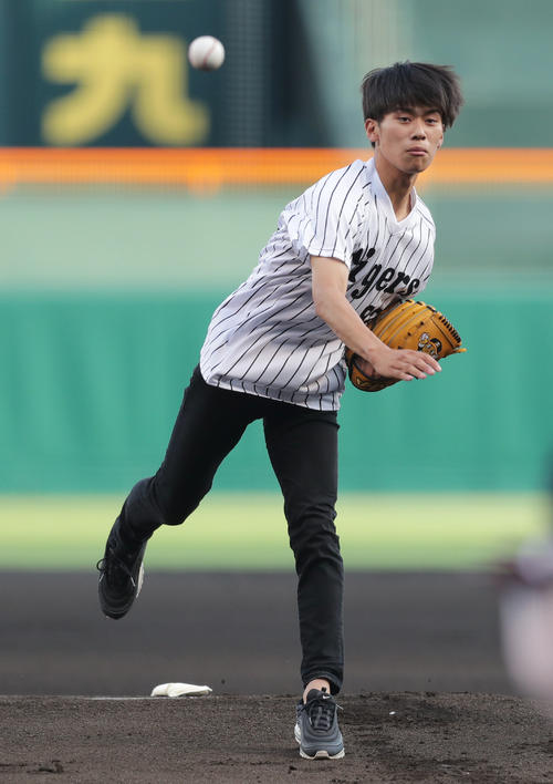 阪神対ヤクルト　野村克也氏の追悼試合で始球式を務める孫の野村忠克さん（撮影・前田充）