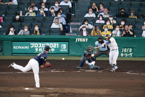 阪神対ヤクルト　回裏阪神2死、梅野は右前打を放つ。投手は田口（撮影・加藤哉）