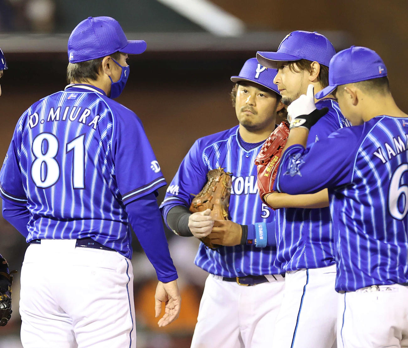 5月28日、楽天との交流戦の9回、マウンド上の三嶋（右から2人目）に直接声をかける三浦監督（左）