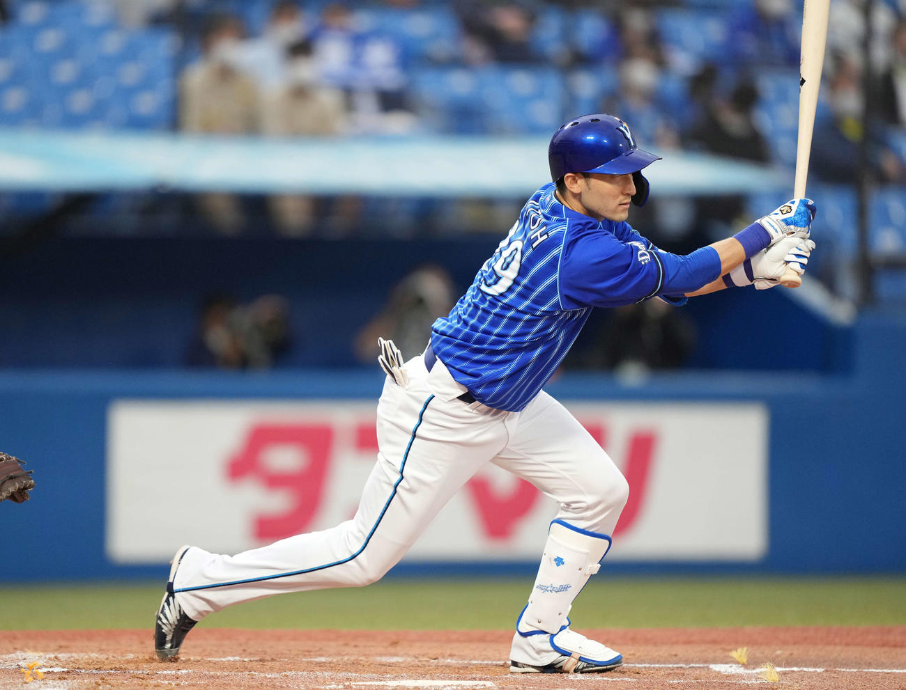 5月22日、ヤクルト戦で右前打を放つDeNA伊藤光