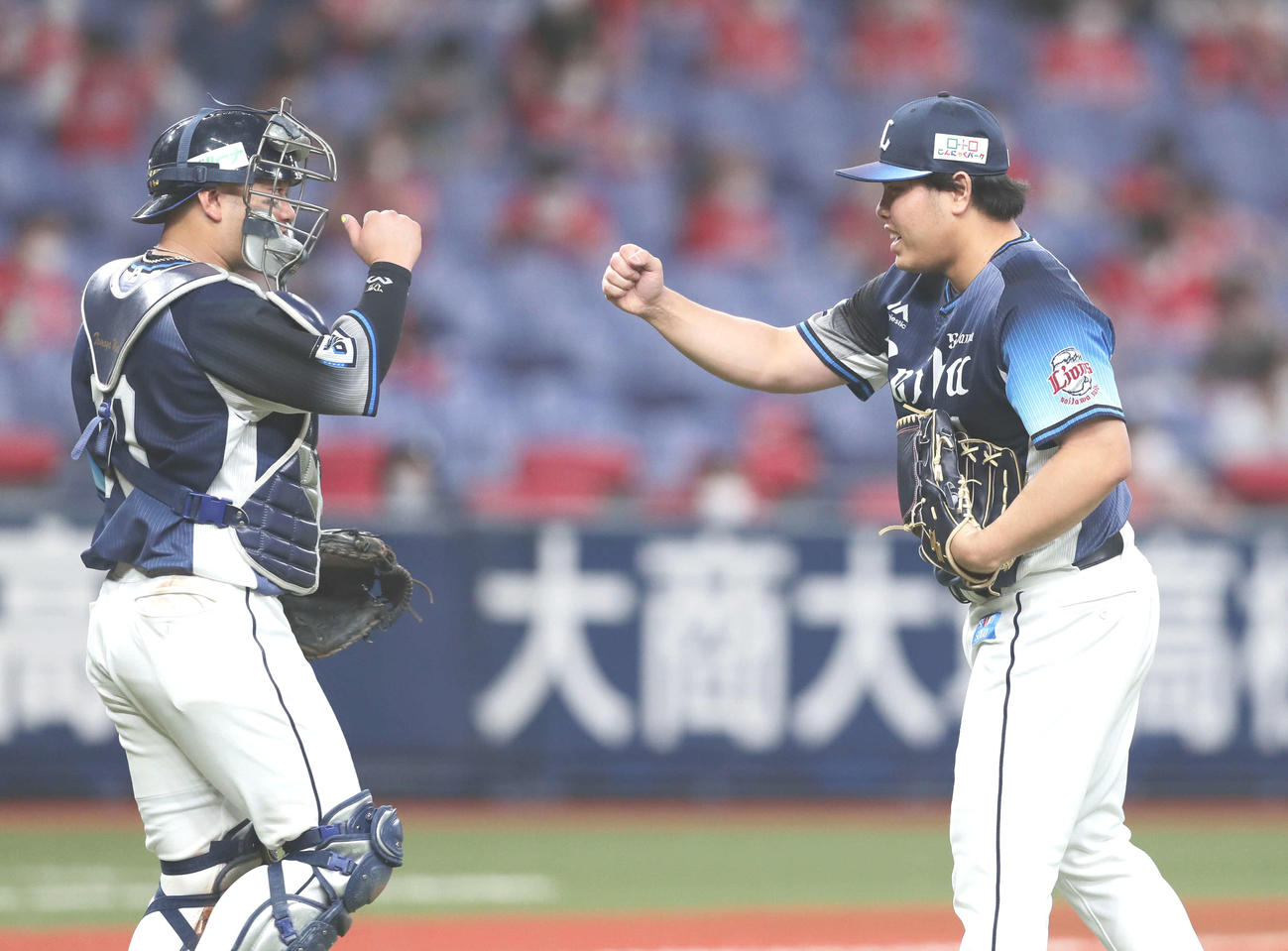 ソフトバンク対西武　9回裏のソフトバンク打線を抑え、38試合連続無失点の日本プロ野球タイ記録を達成した西武平良（右）は捕手森とグータッチ（撮影・前田充）