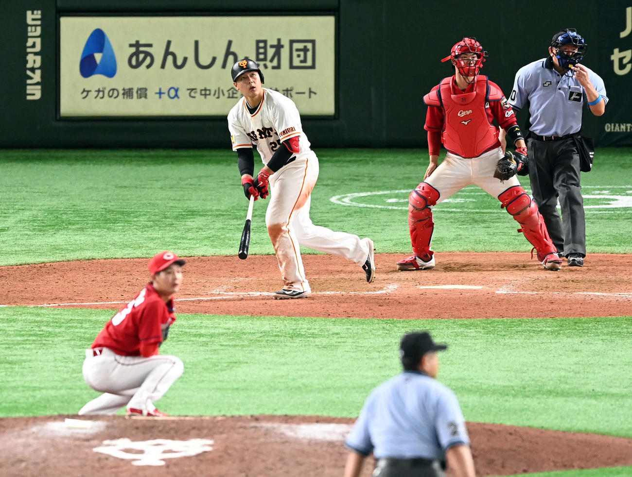巨人対広島　8回裏巨人2死一、三塁、勝ち越しの3点本塁打を放つ岡本和。投手森浦（撮影・たえ見朱実）