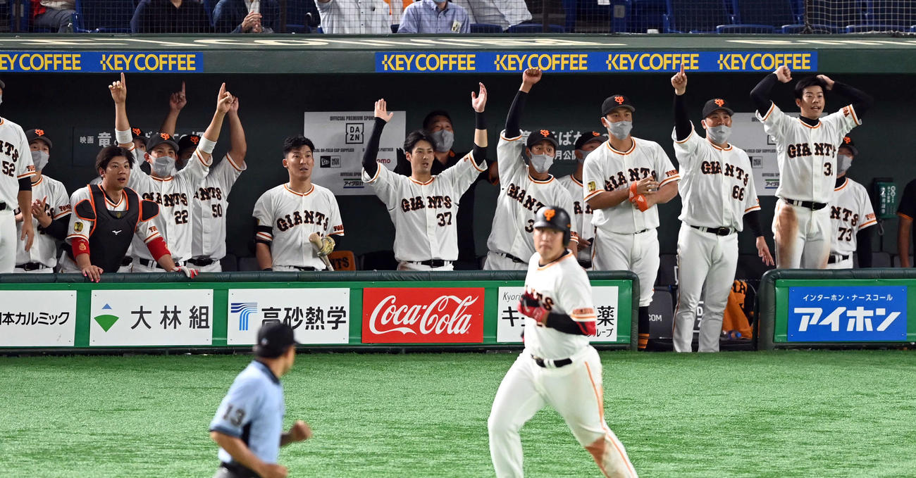 巨人対広島　8回裏巨人2死一、三塁、岡本和真勝ち越しの3点本塁打に盛りあがるベンチ（撮影・たえ見朱実）