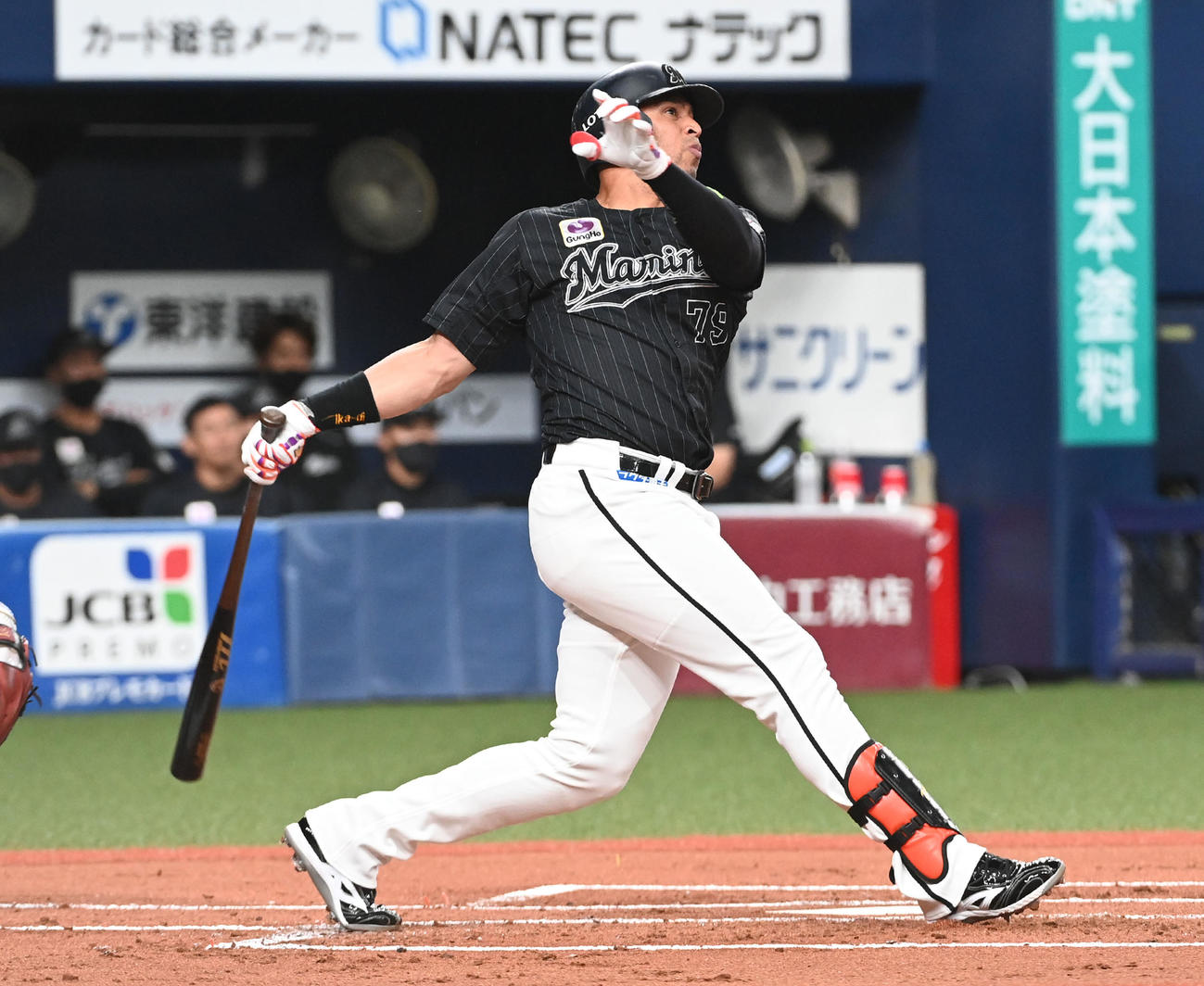 オリックス対ロッテ　1回表ロッテ2死二塁、マーティンは先制の右適時二塁打を放つ（撮影・前岡正明）