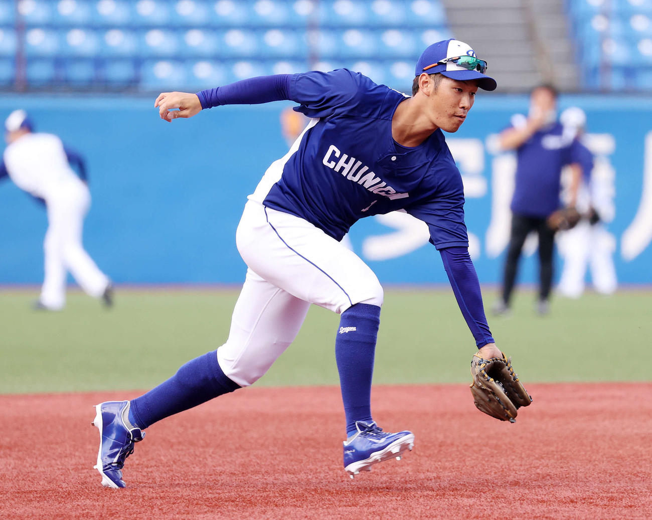 DeNA対中日　守備練習する中日京田（撮影・鈴木正人）