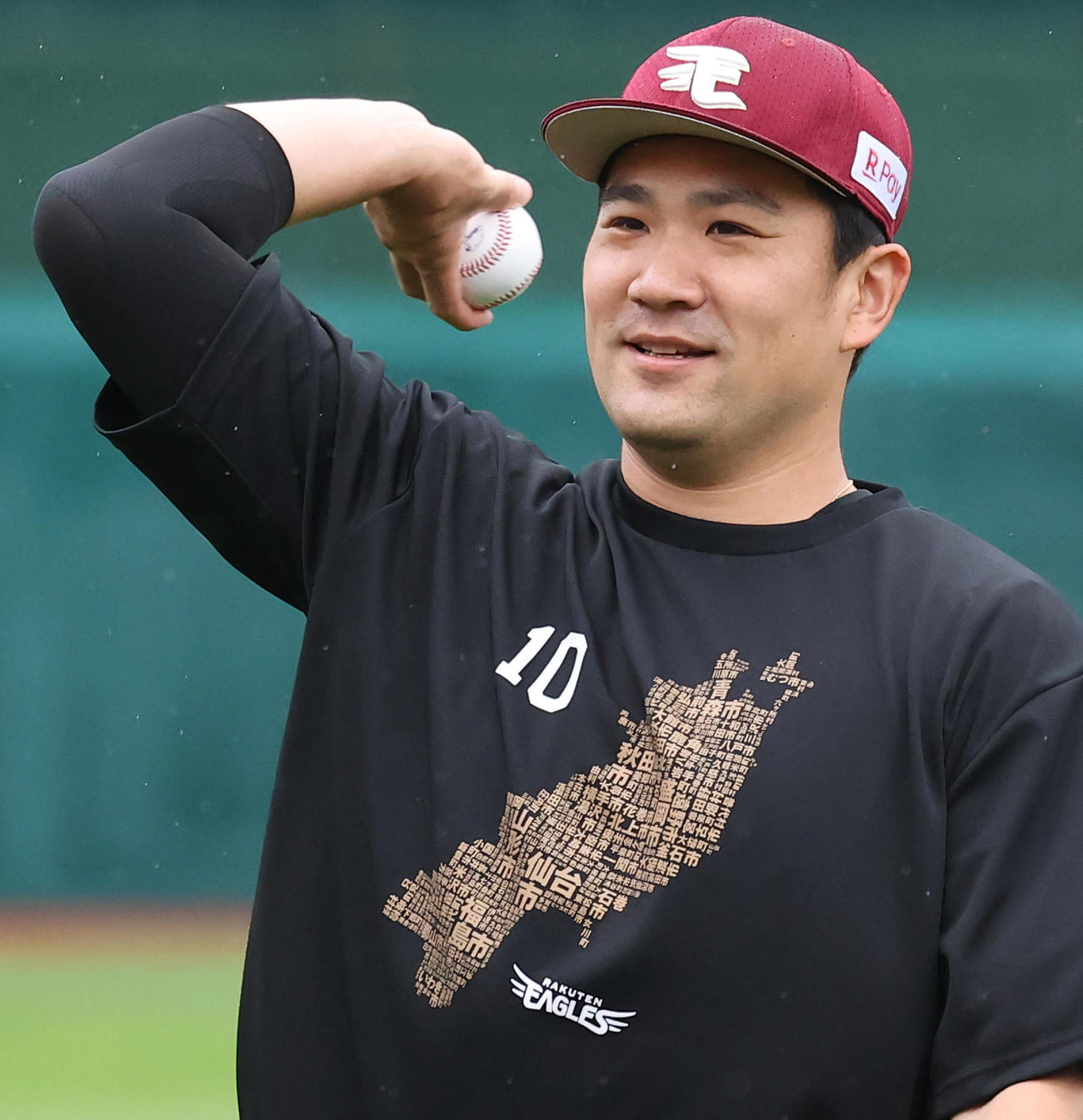 楽天対日本ハム　試合前、東北の各地の市名が入ったTシャツを着て投球練習を行う楽天田中将（撮影・垰建太）