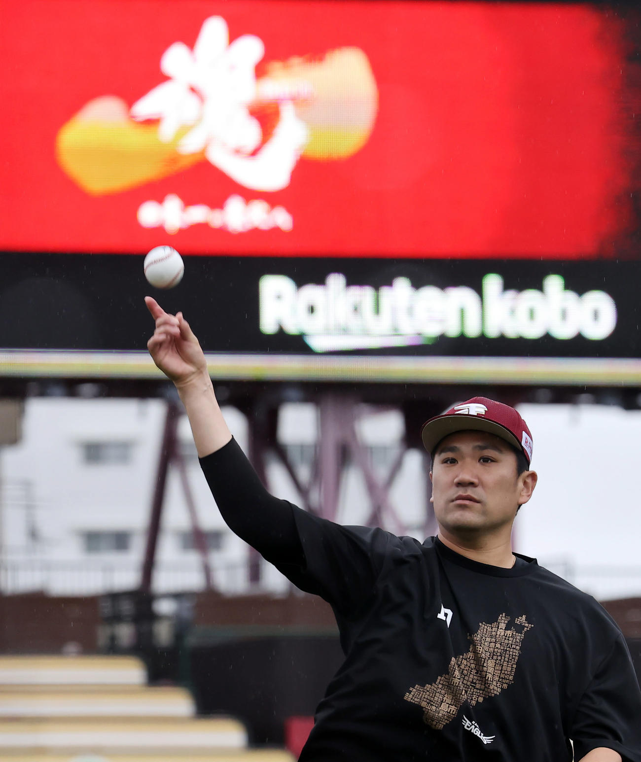 日本ハム戦の試合前、投球練習を行う楽天田中将（撮影・垰建太）