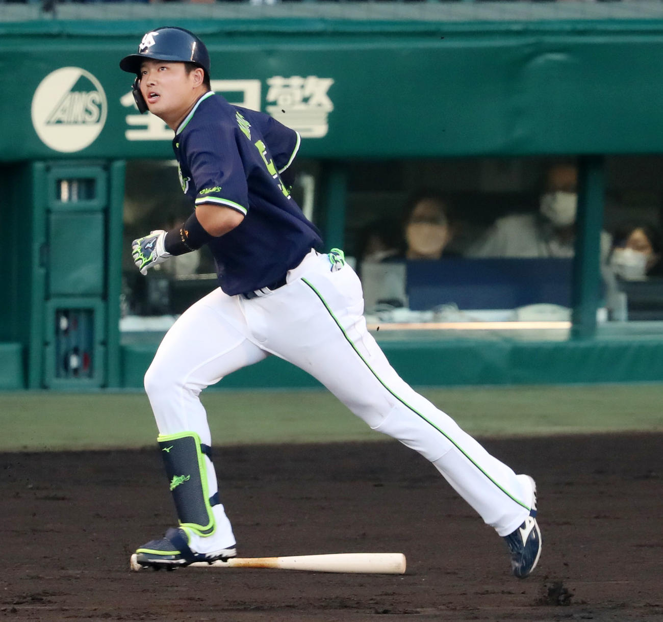 阪神対ヤクルト　2回表ヤクルト無死、村上は右越え本塁打を放つ（撮影・加藤哉）