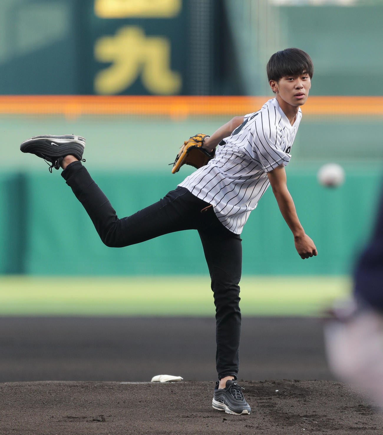 阪神対ヤクルト　野村克也氏の追悼試合で始球式を務める孫の野村忠克さん（撮影・前田充）