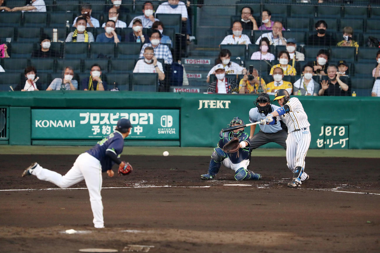 阪神対ヤクルト　回裏阪神2死、梅野は右前打を放つ。投手は田口（撮影・加藤哉）