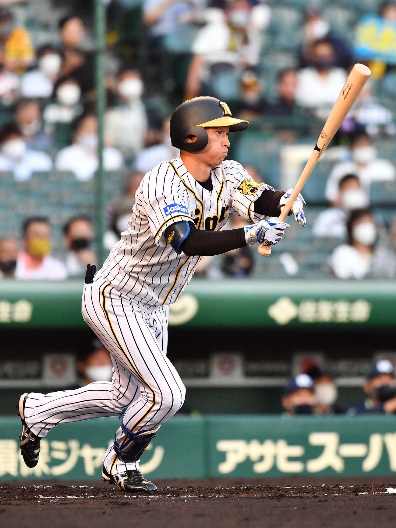 阪神対ヤクルト　1回裏阪神無死、右前安打を放つ近本（撮影・上田博志）