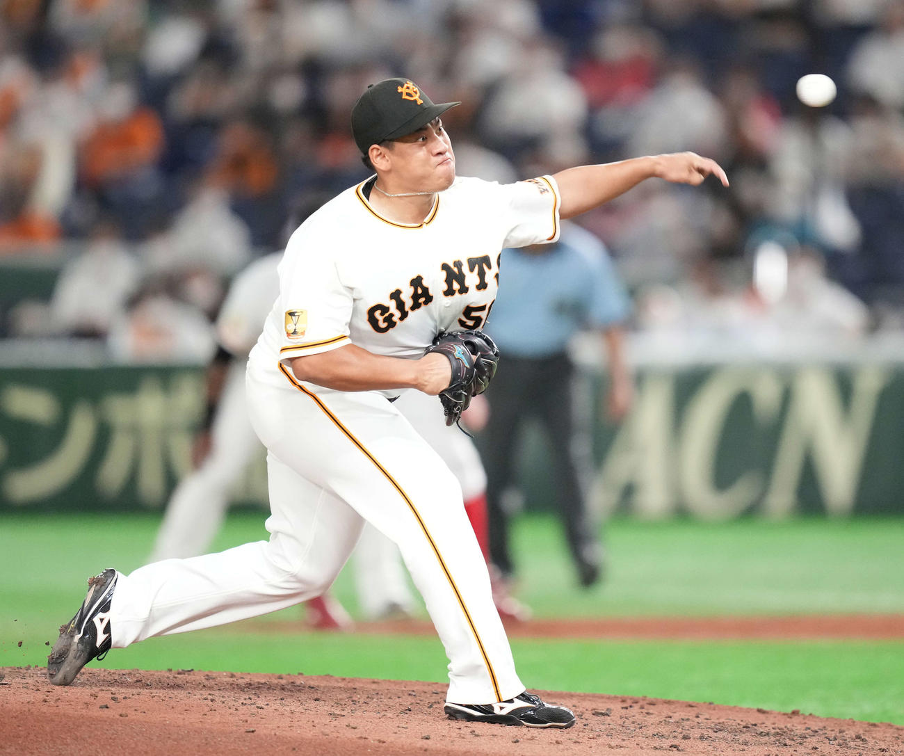 巨人対広島　3回表途中から2番手で登板した巨人戸根（撮影・鈴木みどり）