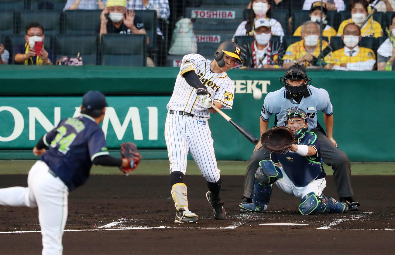 阪神対ヤクルト　1回裏阪神2死一、二塁、佐藤輝は遊飛を打ち上げる（撮影・加藤哉）