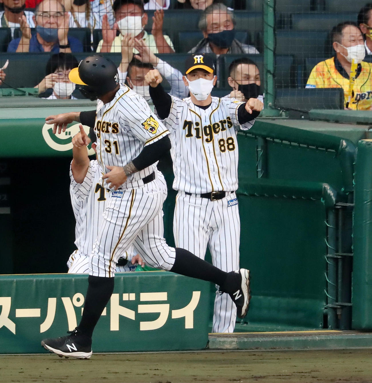 阪神対ヤクルト　2回裏阪神2死一、二塁、佐藤輝の右前適時打で矢野ガッツを見せる矢野監督（撮影・加藤哉）