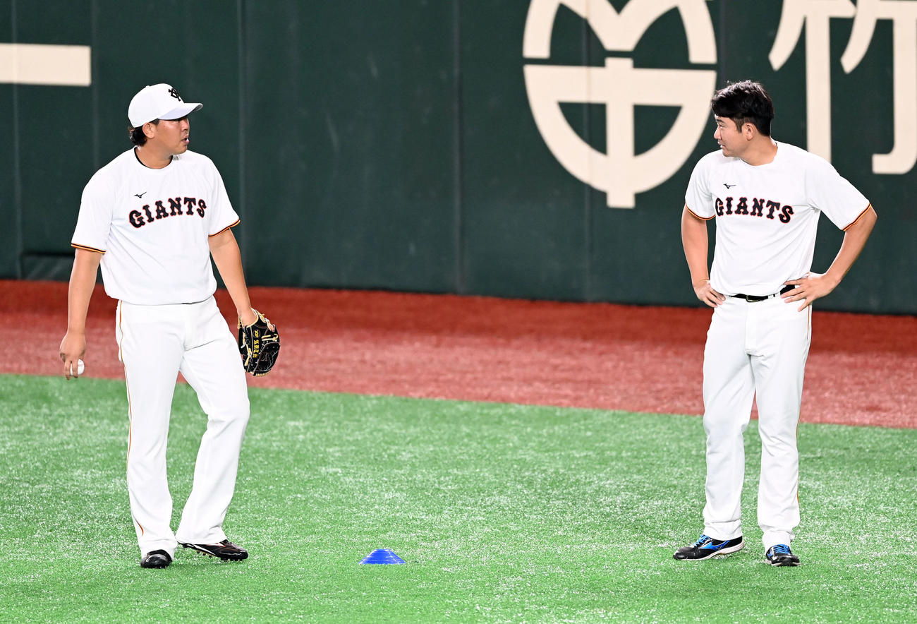 巨人対広島　試合前練習で話をする巨人菅野（右）と山口（撮影・たえ見朱実）
