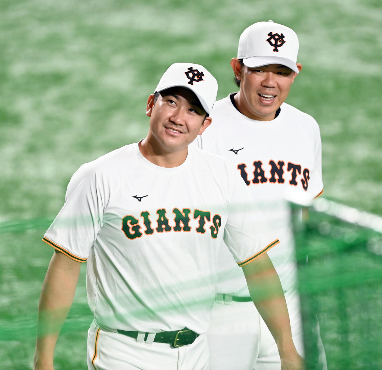 巨人対広島　試合前練習で笑顔を見せる巨人菅野（左）と山口（撮影・たえ見朱実）
