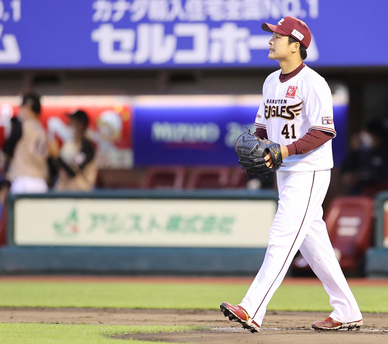 楽天対日本ハム　3回表日本ハム2死一、二塁、高浜に適時打を許し渋い表情の釜田（撮影・垰建太）